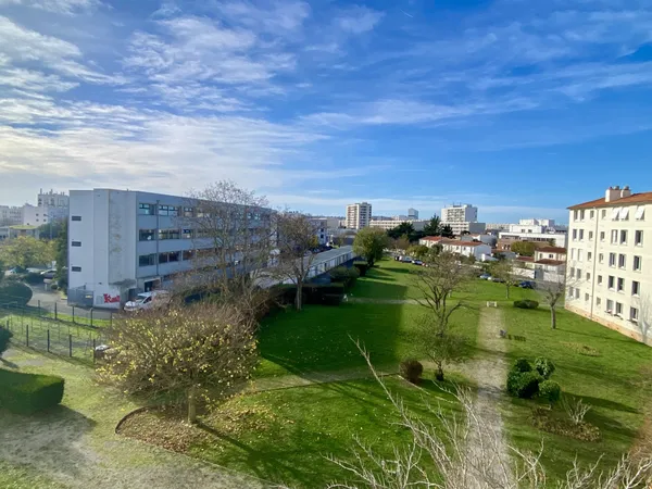 PROCHE COMMERCES ET COMMODITES - A 10 MN A PIEDS DU CENTRE V 