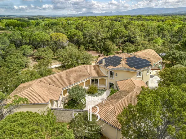 Barnes Exclusivité - Propriété contemporaine de 770m2 environ - 11 suites - Piscine - Terrain de 