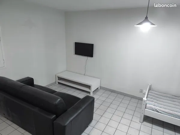 Appartement rénové 1 pièce proche métro 