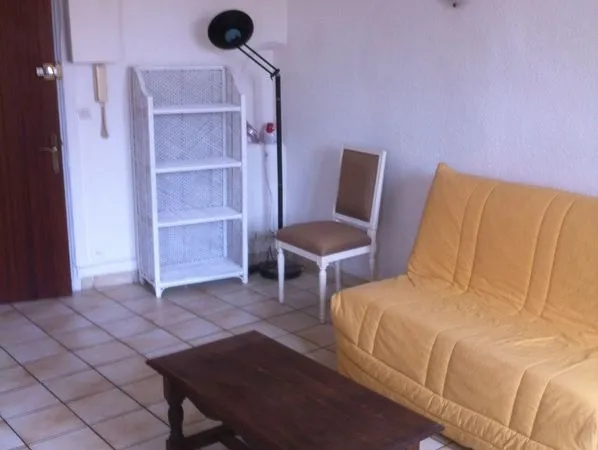 Bel appartement T2, 42 m², meublé, à CLAVIERS (83830) 