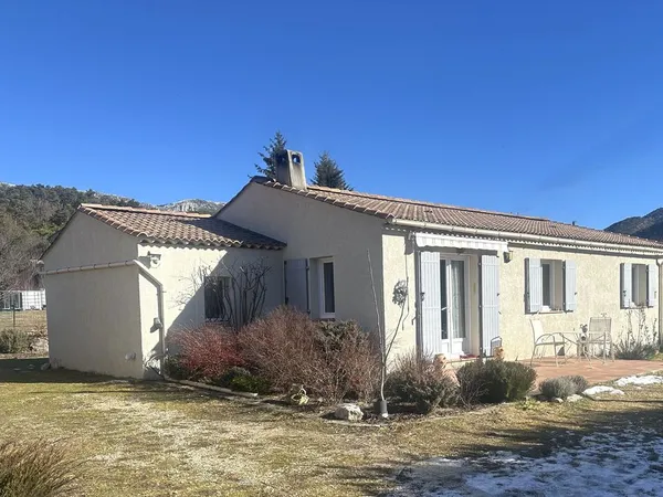 Très belle villa de plain-pied, garage, terrain plat 