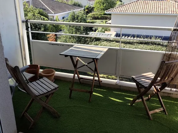 T2 meublé, centre, au calme, climatisé, dernier étage 