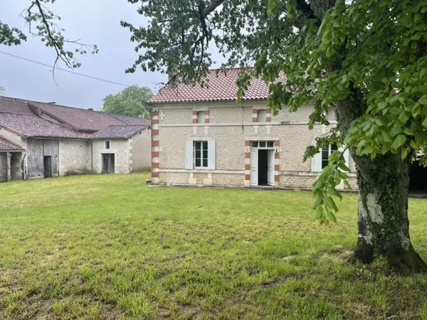 Maison en pierre de 4 pièces principales 