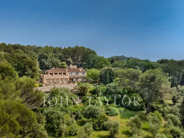Domaine d'Exception à Mougins avec un parc de 4 Hectares 