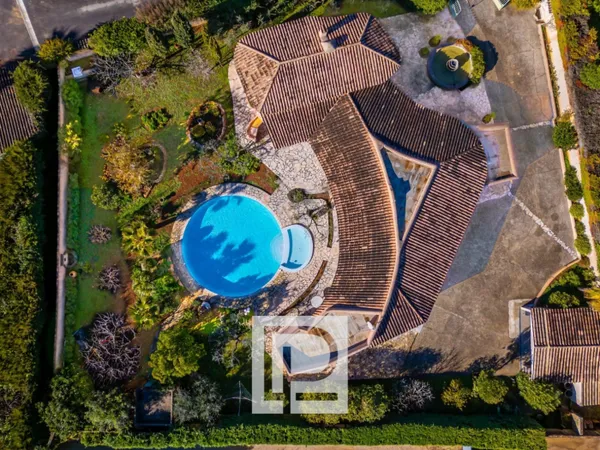 Superbe villa de plain-pied d'inspiration Jacques Couëlle à Moug 