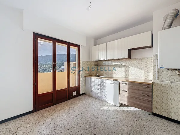 Appartement T3 en dernier étage au Quartier Binda 