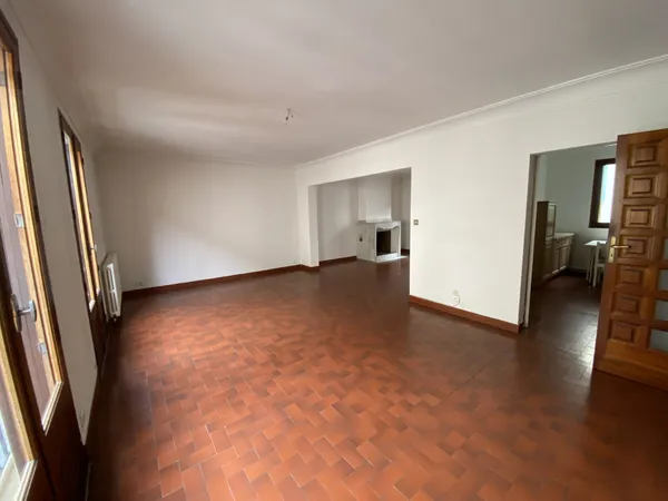 LIMOUX,CENTRE VILLE SPACIEUX APPARTEMENT TRAVERSANT DE TYPE 