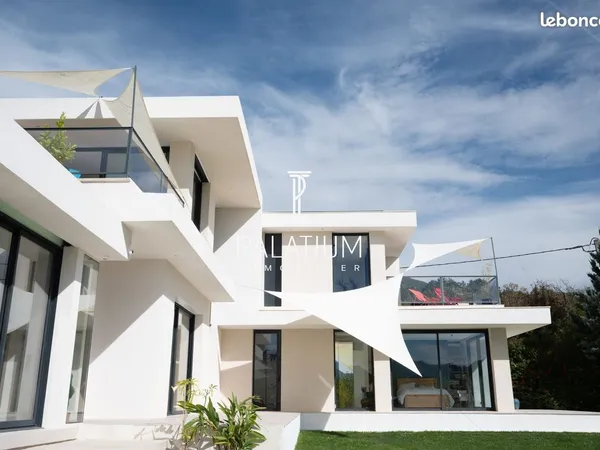 Propriété 5 pièces 230 m² 