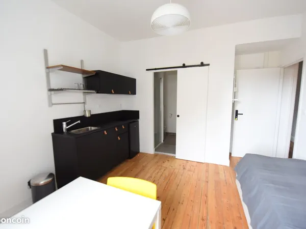 ANGERS AVE CONTADES 2mn de la Gare chauff inclus Studio meublé entièrement rénové 