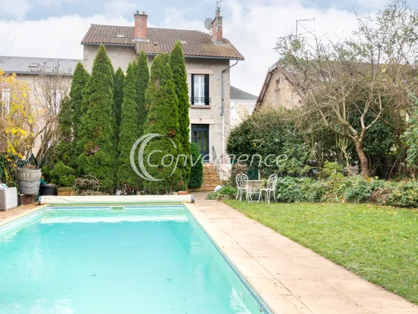 Maison de ville avec jardin, piscine, dépendance et garage - 
