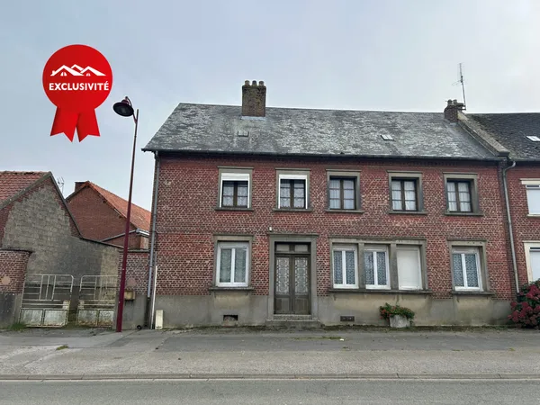 Maison en briques à rénover avec du potentiel 