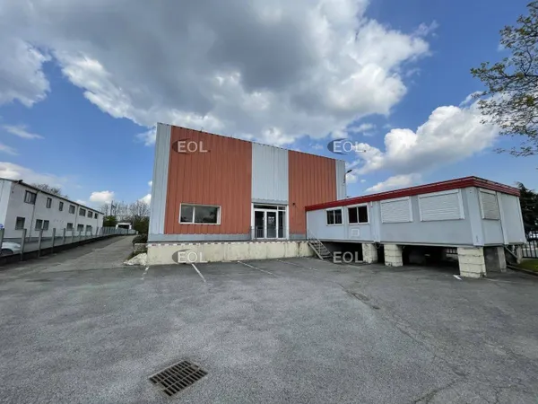 Local d'activité 551 m² 