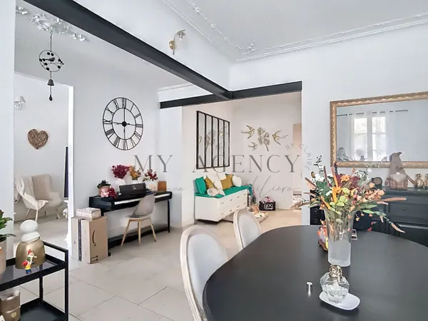 Élégante Maison Bourgeoise Rénovée Cachet & Confort à NIZA 