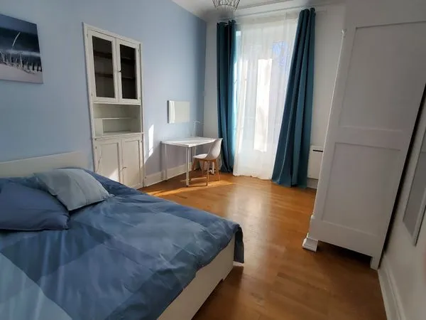 Chambre avec salle d'eau individuelle dans appartement en colocation de 105m2 