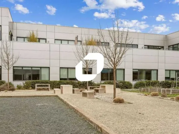 Bureaux - A LOUER - 931 m² divisibles à partir de 206 m² 
