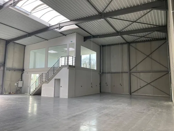 Local d'activité 11025 m² 