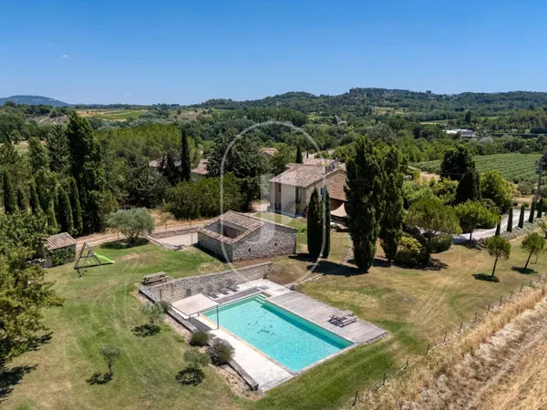 Mas en pierre rénové en 2023 avec piscine et vue à vendre à Roussillon 
