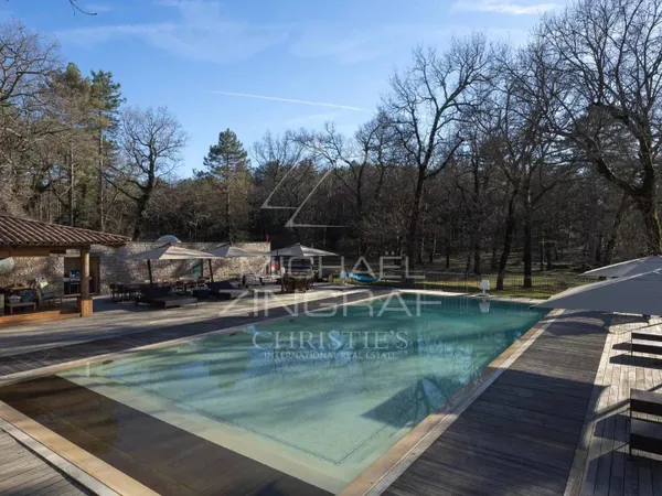 Maison 15 pièces 843 m² 