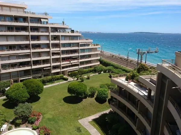 Studio 1 pièce 25 m² 