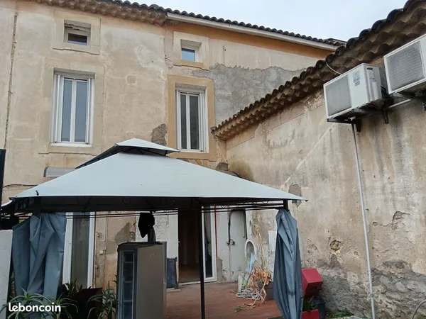 Spacieuse maison 162.35 m², garage de 70 m² et cour extérieure de 53 m² et T2 indépendant de 50 