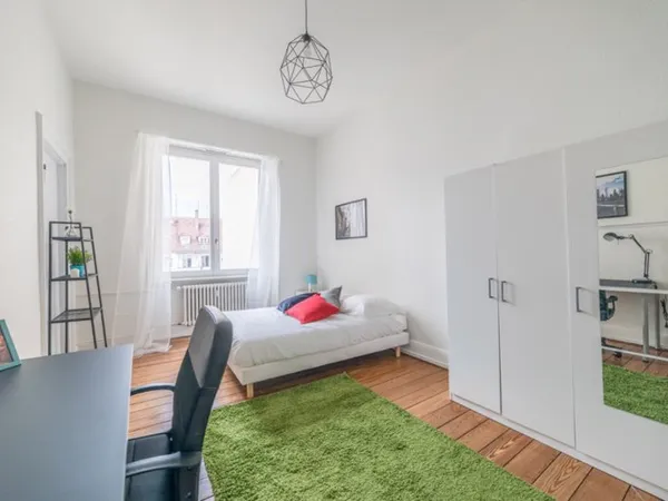 Chambre spacieuse et chaleureuse