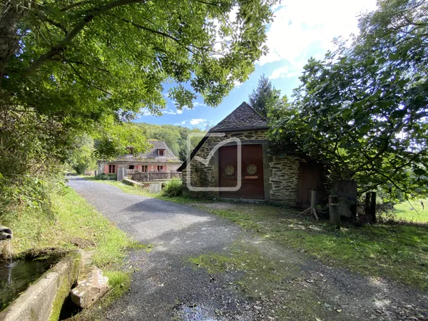 CHARMANT ENSEMBLE EN PIERRE A LA CAMPAGNE 
