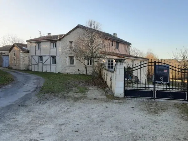 Maison de campagne avec maison d'amis attenante. Proche Ribérac. 