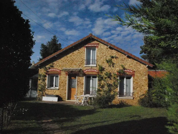 Vends maison 70m² Vaires-sur-Marne - Petite maison en centre ville avec beau terrain 