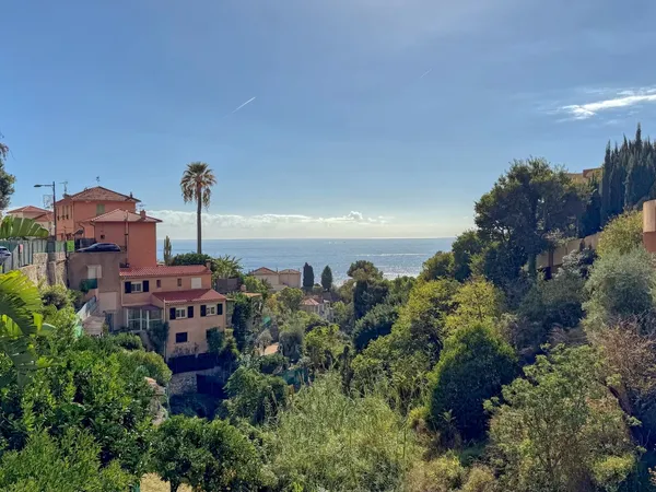 Beau 3 pièces vue mer à moins de 2 km de Monaco avec terrasse, parking et cave 