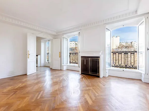 Paris 17ème Villiers / Wagram - Appartement au 4ème étage avec balcon filant et vue dégagée sur 