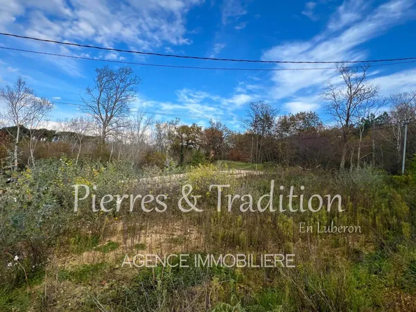 Gargas, terrain constructible de avec parcelle boisée 