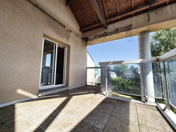 Appartement T3 avec grande terrasse, balcon et parking couve 