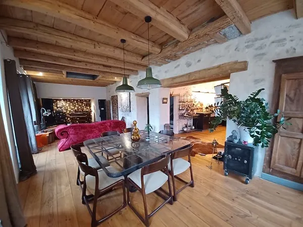 SAINT REMY DE MAURIENNE Rare ! Beaucoup de charme et de cachet pour cette maison spacieuse et 