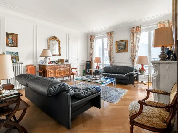 APPARTEMENT 4 PIÈCES PAR ASCENSEUR AVEC VUE DÉGAGÉE 