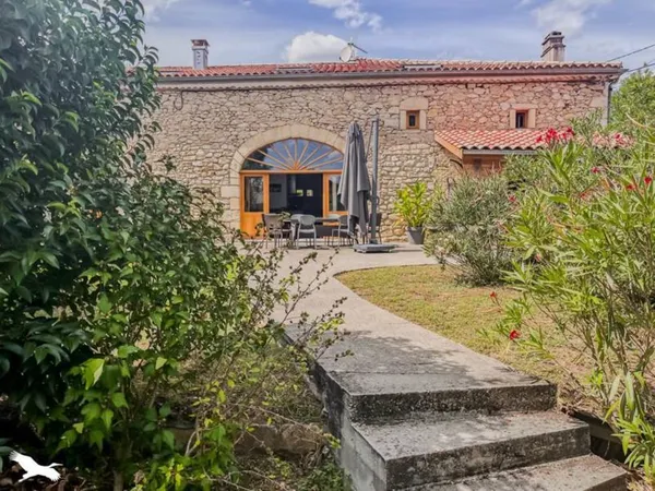Maison en pierre de 5 pièces principales 