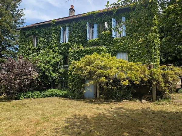 Grande maison 8 p. 218 m² + grange 140 m² sur 30 ares arborés 