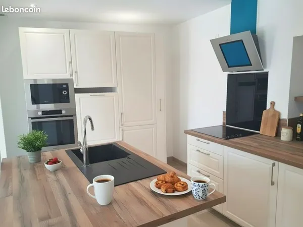 MAISON DE VILLAGE AU CALME-2 chambres+1 bureau -100 m2 