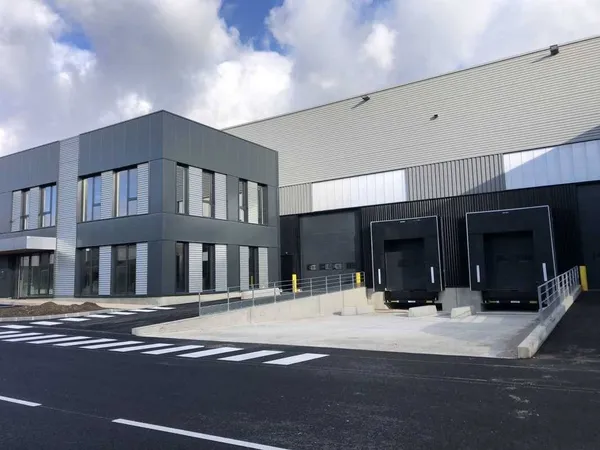 Local d'activité 8319 m² 