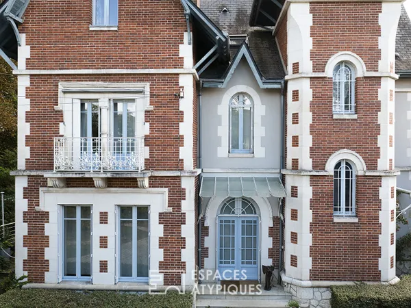 Maison de maître et son jardin luxuriant avec piscine 