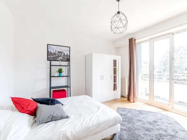 Chambre chaleureuse lumineuse