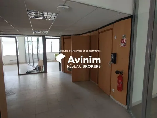 Local 175 m² Nice 
