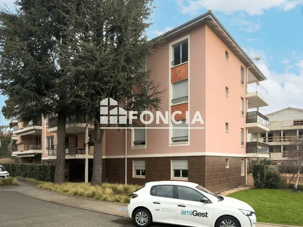 Craponne Centre-T2 en rez de jardin avec garage et grenier 