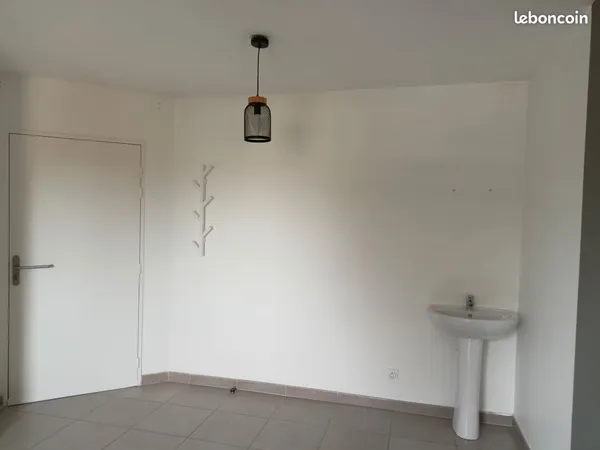 Local 15m2 dans cabinet paramédical St-Priest village 