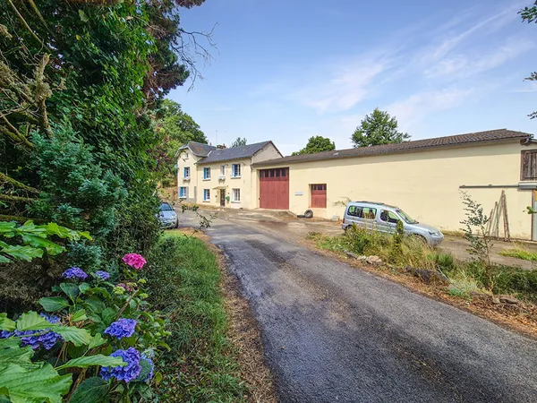 HAUTE VIENNE. SUSSAC. Grande maison au bord d'une rivière avec 7 chambres, grange attenante, studio 
