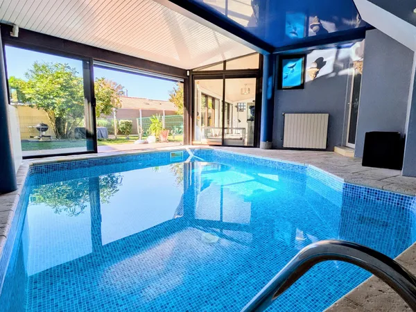 Exclusivité - Maison Familiale de Standing avec Piscine Intérieure - Canéjan 