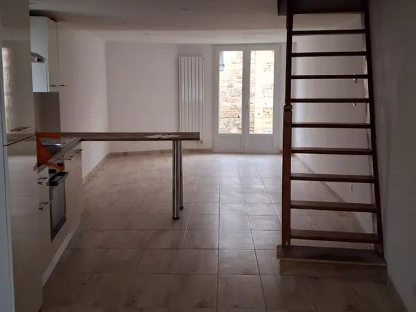 A louer maison mitoyenne à étage 2ch 