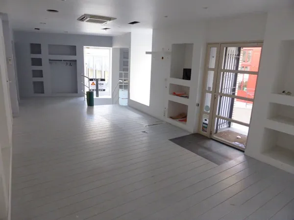 Local commercial 225 m²