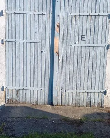 Location Garage en Gardes Meubles fermé avec étagères de rangement