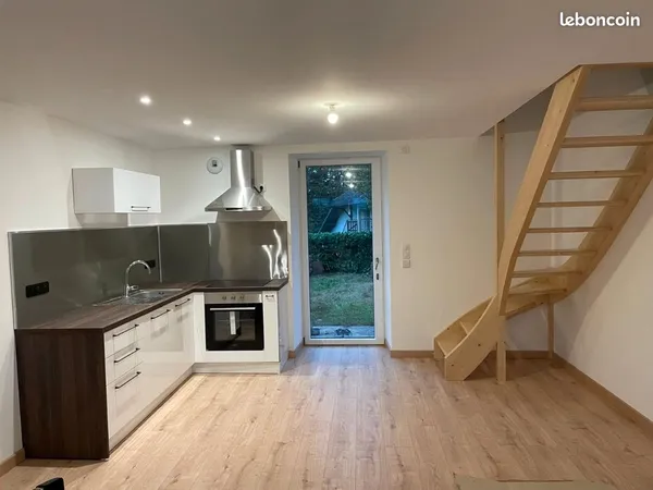 Maison mitoyenne avec jardin (rénovée á neuf) 