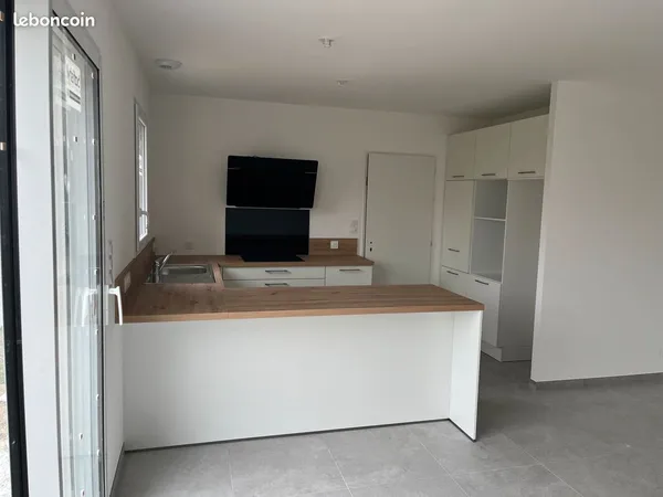 À louer, maison neuve récemment construite 